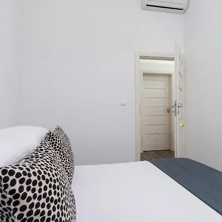 3 Bedroom Apartment - Rynek Podgorski 15 Krakow Exterior photo